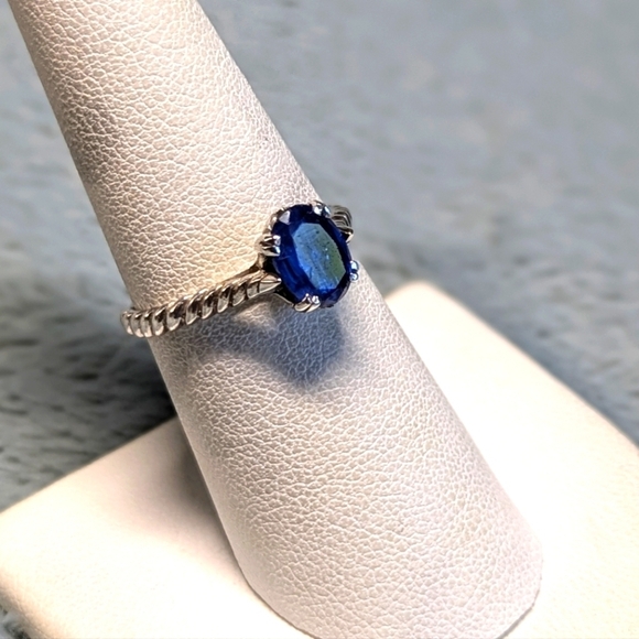 Vintage Sterling Silver and Oval Sapphire Ring w/ Rope Detailing the Band - Picture 7 of 9